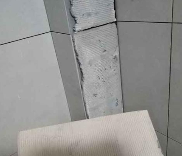 浙江瓷砖空鼓维修公司分享下厨房瓷砖脱落的补救措施。